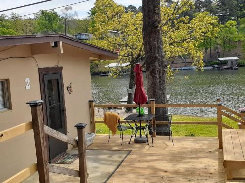 Mid America House | #02 - Unique Lakeside Studio Cottage- Pet Friendly