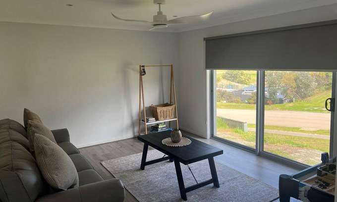 Metung House | 0nly 500m away from Metung Hotsprings with a sea view
