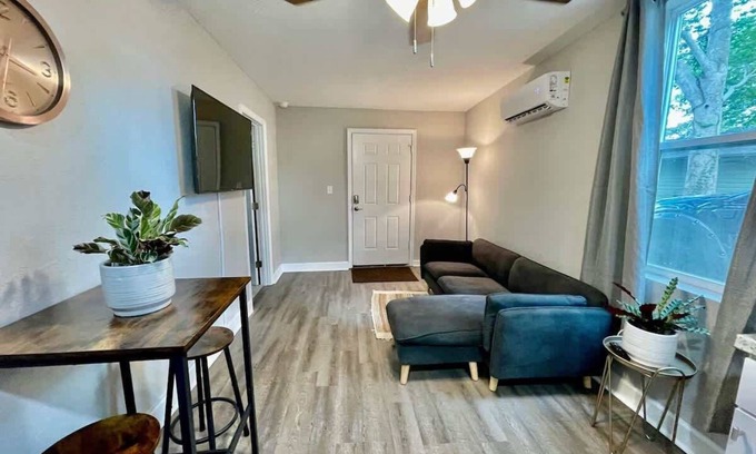 Dixieland Apartment | 1/1 Downtown Lakeland Pet Friendly Home