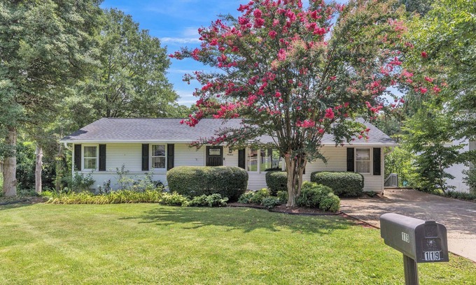 Greenville House | 1/2 acre, 2 master bedrooms, newly renovatedn2 miles from downtown, very private