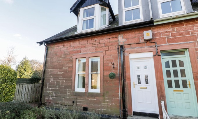 Thornhill Cottage | 1 ALPINE PLACE, family friendly, with a garden in Thornhill