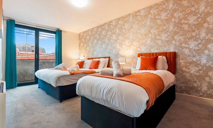 Theatreland Birmingham Apartment | 1 Bed Apartment Sleeps 5 - Balcony - WiFi & Tv