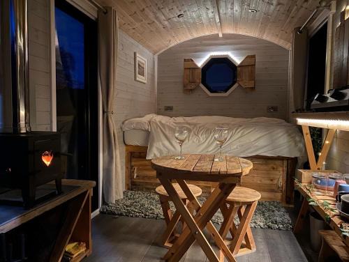 Horns Cross House | 1 Bed Cabin - Sleeps 2 - HotTub - Parking - Garden