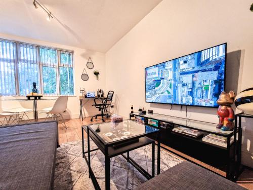 Camden Town with Primrose Hill Apartment | 1-Bed Camden Retreat 2 minutes Walk to Market and Tube