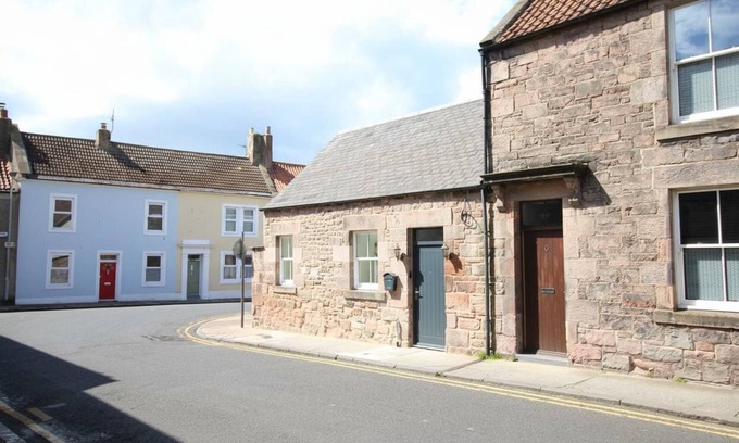 Berwick-upon-Tweed Villa | 1 Bed Cottage - Plus Sofa Bed - Sleeps 4 - Pets