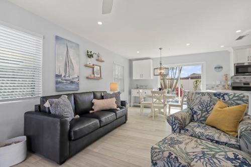 Englewood House | 1 Bed Cottage Walk to Beach, Bikes, Kayaks, Beach Gear, Fishing