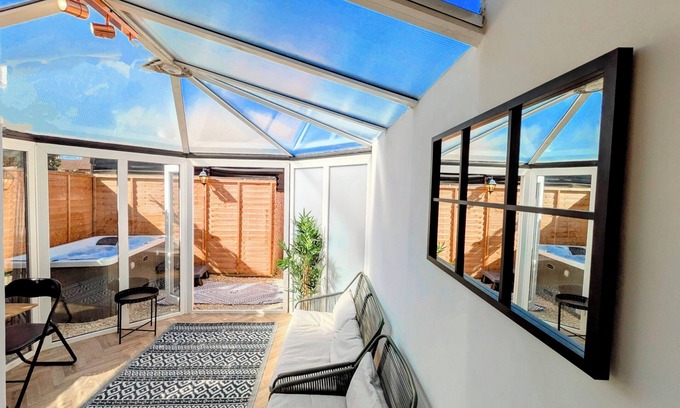 Swindon Apartment | 1-Bed Retreat - Hot Tub, Private Garden & Bbq