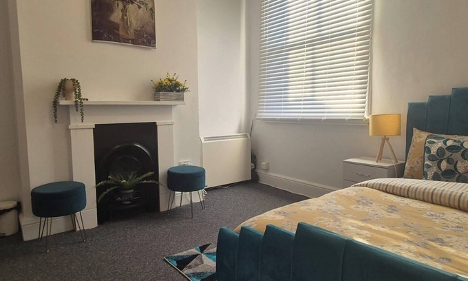 Wolverhampton Apartment | 1 Bed-Sleeps 2-City Centre-No Free Parking
