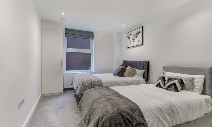 Slough Apartment | 1 Bed, Sleeps 3, Free Parking, Wifi