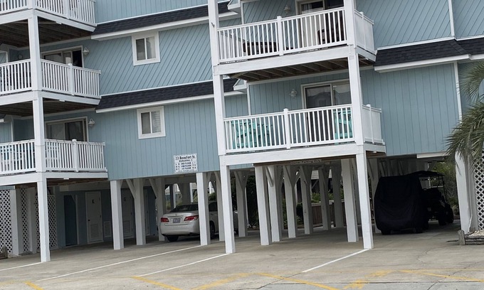 Ocean Isle Beach Condo | 1 Bedroom 1 Bath 3rd Floor Condo @ Dockside Landing. Close walk to the beach!