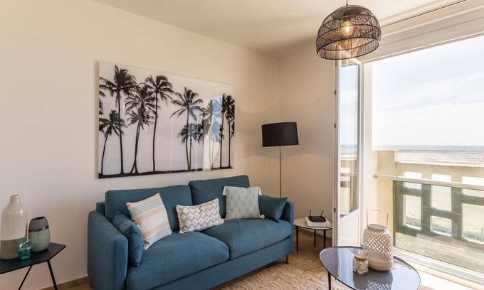 Barneville-Carteret Apartment | 1-bedroom apartment with sea view, parking and wifi included
