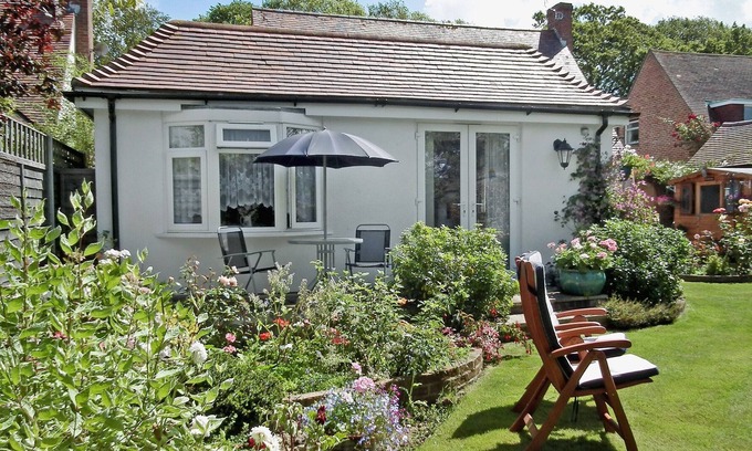 South Hayling Cottage | 1 bedroom accommodation in Hayling Island, near Westtown