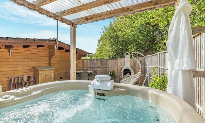 Welsh Frankton Ski Chalet | 1 bedroom accommodation in Ellesmere