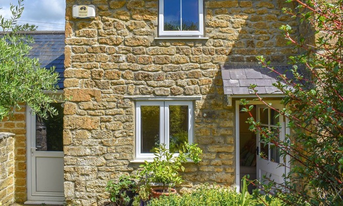 West Compton Cottage | 1 bedroom accommodation in Uploaders