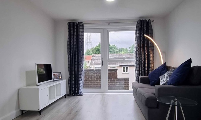 Polmont Apartment | 1 bedroom accommodation in Falkirk. Perfect for contractors