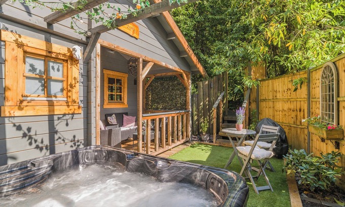 New Forest District Cottage | 1 bedroom accommodation in Ringwood, New Forest