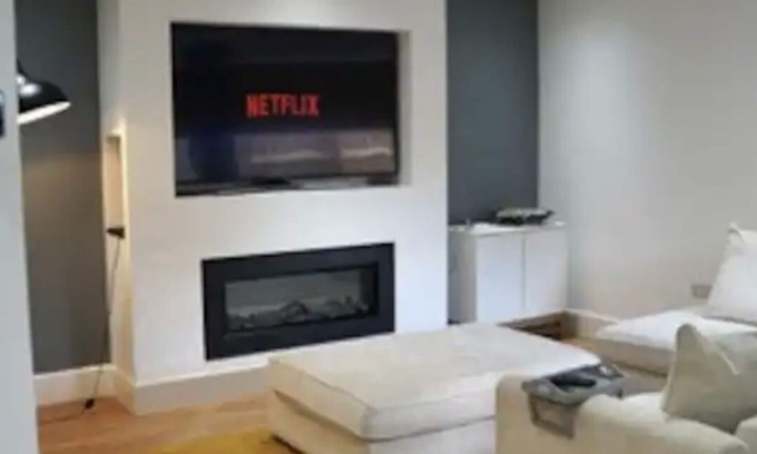 Chapeltown Apartment | 1 Bedroom Apartment Sleeps 4 Free Parking and Wifi