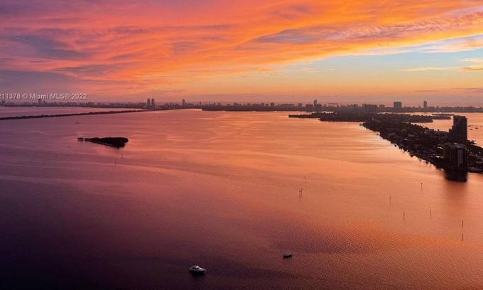 Edgewater Condo | 1 Bedroom Condo 327089 by Houzlet