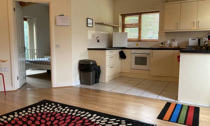 Rugby Apartment | 1-Bedroom Ground Floor Near Rugby School