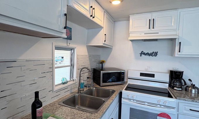 Fort Myers Beach Cottage | 1-bedroom Lakefront cottage with WiFi and AC 5 min to gorgeous Fort Myers Beach