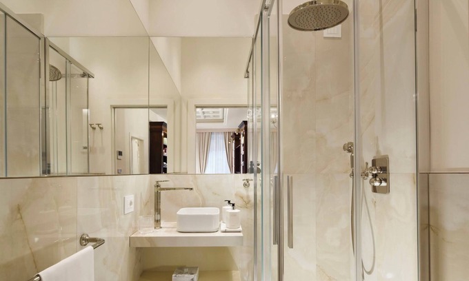 Sant' Ambrogio Apartment | 1-Bedroom Luxury Apartment 'The Traveler' at Palazzo Portinari Salviati