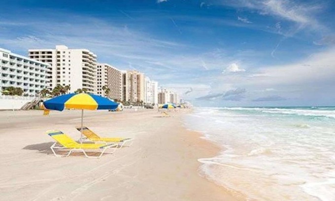 Daytona Beach Shores Resort | 1 Bedroom Oceanfront w/Kitchenette at Seabreeze on Daytona Beach!