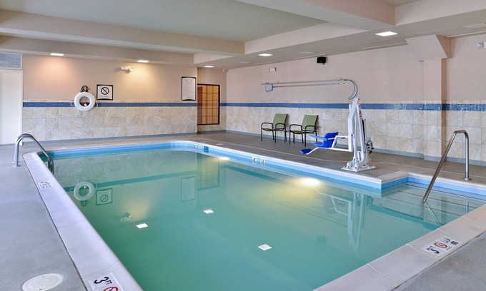 Aquia Harbour Condo | 1 Bedroom | Shared Indoor Pool. Free Breakfast