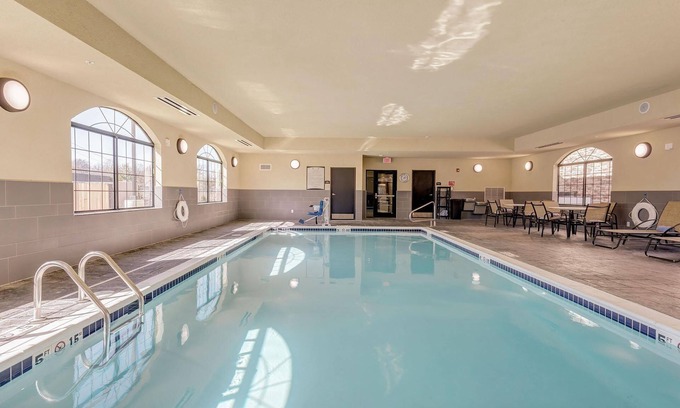 Maryland Heights Condo | 1 Bedroom Suite | Free Breakfast + Shared Pool On-Site | Near Edward Jones! Great for Business Travelers!