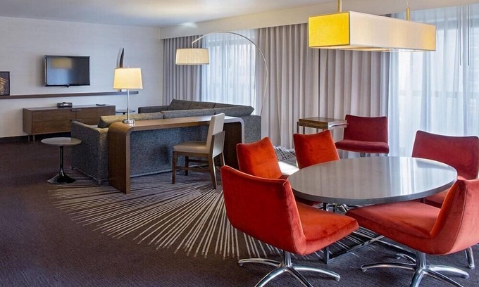 Peachtree Center Hotel | 1-Bedroom Suite at a 4⭐️ Hotel