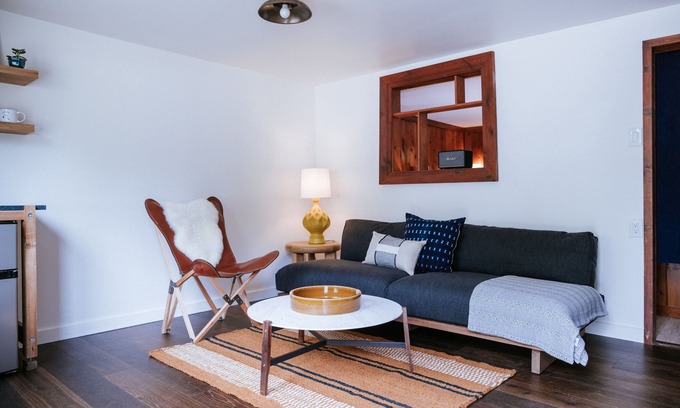 Mount Tremper Hotel | 1 Bedroom Suite with a Living Room