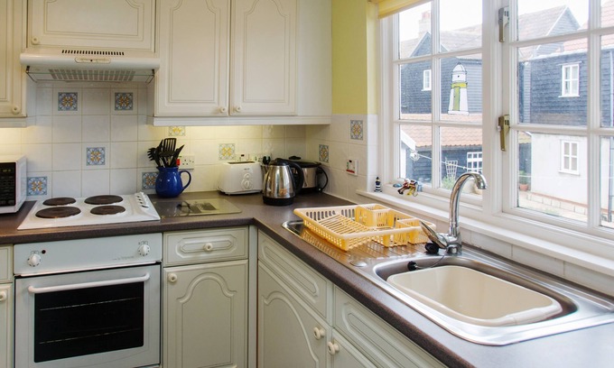 Thorpeness House | 1 Bell Lodge - sleeps 8 guests in 3 bedrooms