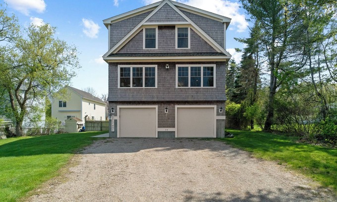 York Beach House | 1 Block to Beach -large deck overlooking beautiful yard - Cul-de-sac