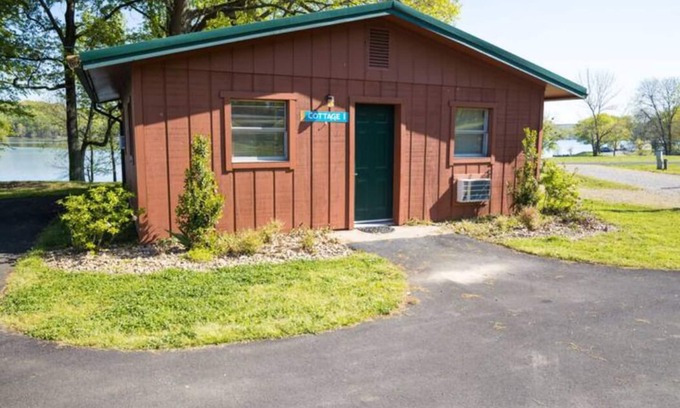 Cadiz Cottage | 1 BR 1 Bath Lakeside Cottage Retreat