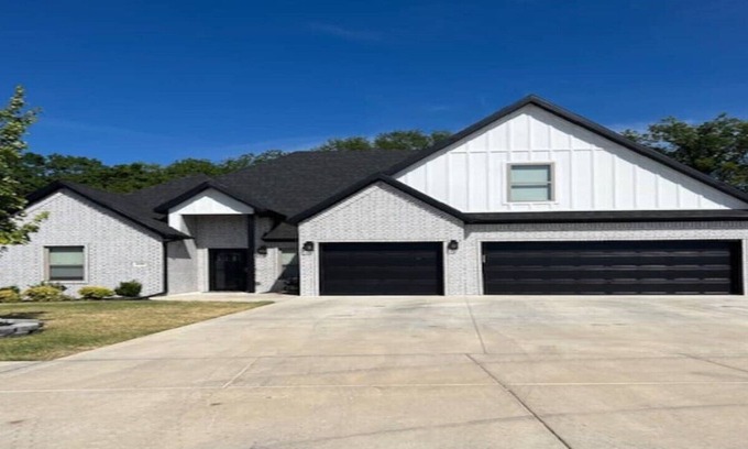 Bentonville Apartment | 1 BR,1BA room with private entrance $25 cleaning fee!