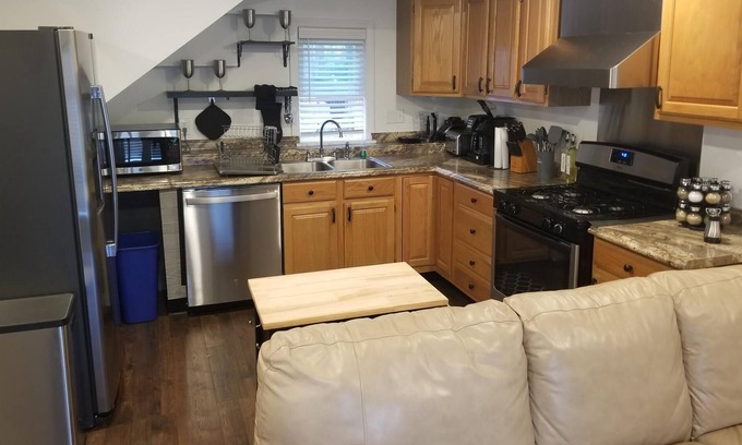 Winooski Cottage | 1 BR Guesthouse - Small Fenced Area