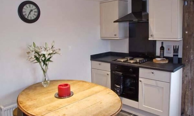 Calwich Cottage | 1 CABIN KNOLL, family friendly, luxury holiday cottage in Calwich