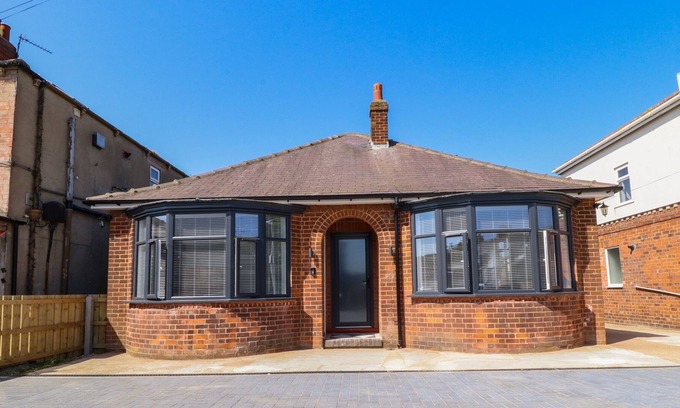 Withernsea House | 1 CHESTNUT GROVE, pet friendly, country holiday cottage in Withernsea