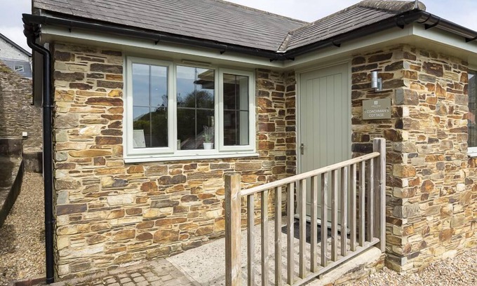 Bugford Cottage | 1 COACHMAN'S COTTAGE, HILLFIELD VILLAGE, pet friendly in Dartmouth