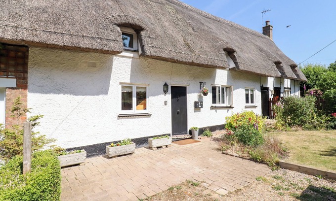 Ravensden Cottage | 1 HARPUR COTTAGE, pet friendly, with a garden in Ravensden
