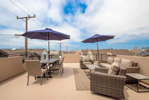 West Newport House | 1 House from the Sand with Rooftop Deck on 28th Street