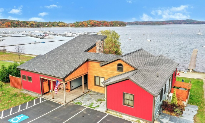 Malletts Bay House | 1 King Bed, 1 Queen Sleeper Sofa Walk-in Shower, Soaker TUB SCENIC VIEW OVERLOOKING MALLETS BAY OPEN FLOOR PLAN