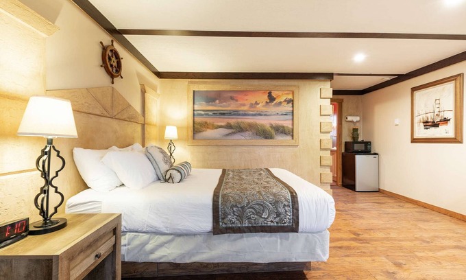 Ocean Shores Hotel | 1 King Bed, 1 Queen Bed in a separate room, Walk to Beach, Pet Friendly