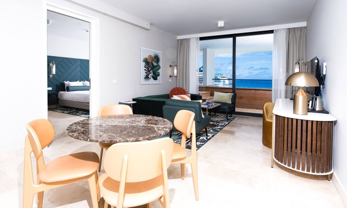 Otrobanda Villa | 1 king bed ocean view junior suites