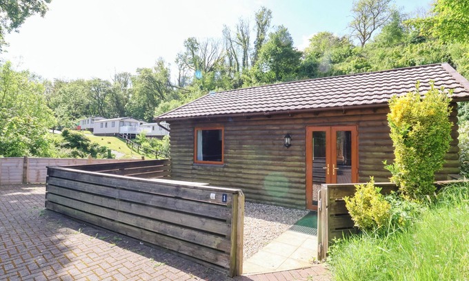 Combe Martin Cottage | 1 MANLEIGH PARK, pet friendly, with a garden in Combe Martin