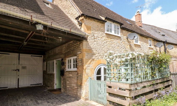 Stow-on-the-Wold Cottage | 1 MANOR COTTAGE, pet friendly, with a garden in Stow-On-The-Wold