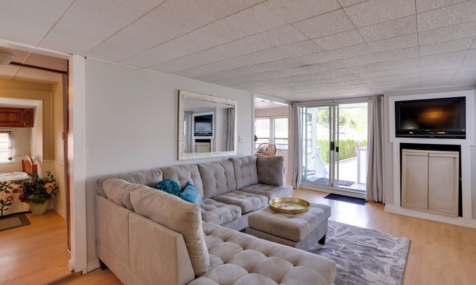 Birch Bay Cabin | 1 Mi to Birch Bay SP! Cozy Cabin w/Pool Access