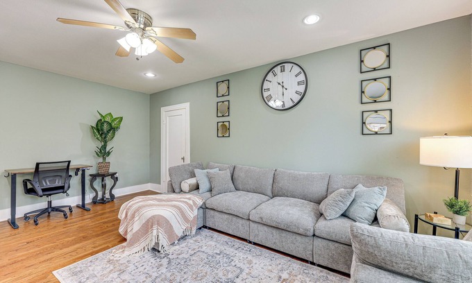 Uptown Apartment | 1 Mi to San Antonio Zoo: Olmos Park Apt!