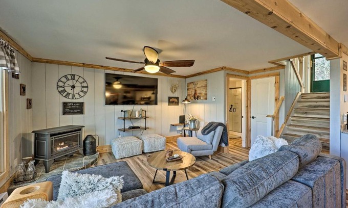 Beech Mountain Apartment | 1 Mi to Skiing Beech Mountain Condo with Fireplace!