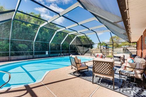 Gulf Breeze House | 1 Mi to Zoo Rustic Bungalow in Gulf Breeze!