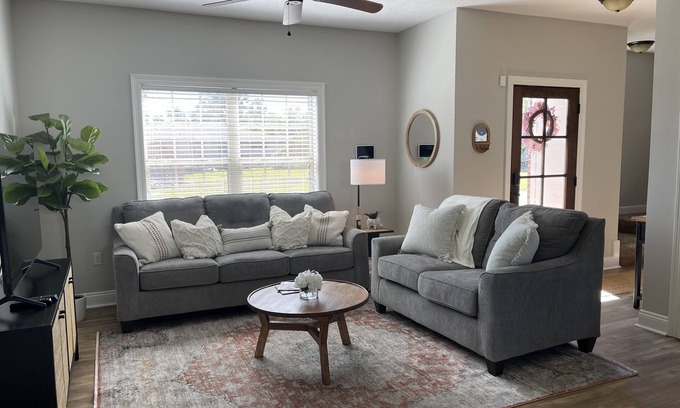 Lake Charles House | ⭐️ 1 mile from Casinos ⭐️ Spacious and updated townhome